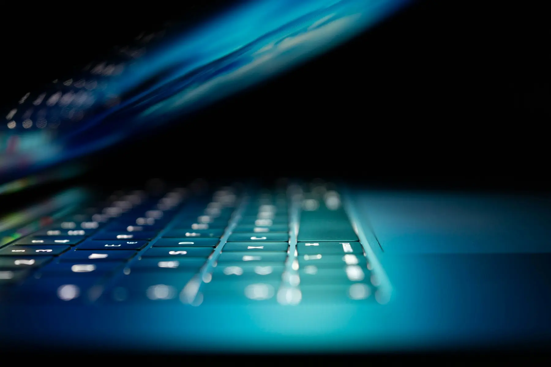 Laptoparbeitsplatz als vorläufiges Motiv für digitale Arbeit